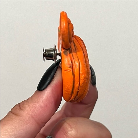 Disney mickey mouse hallowe Pumpkin brooch pin - Picture 2 of 3